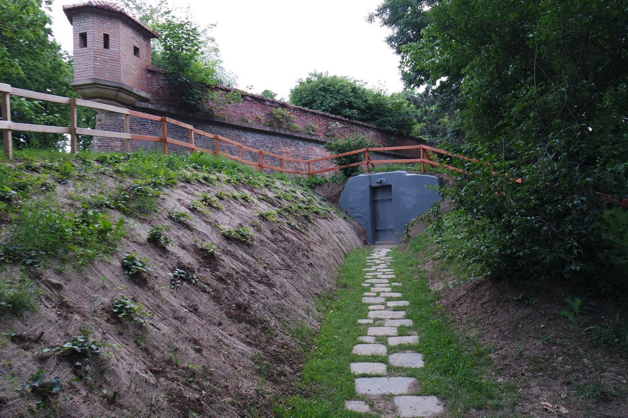 10-Z Bunker Hostel Brno Bagian luar foto