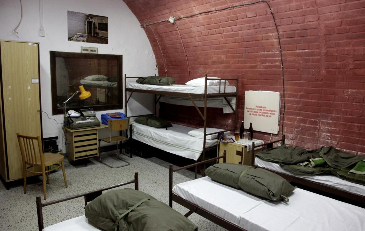 10-Z Bunker Hostel Brno Ruang foto